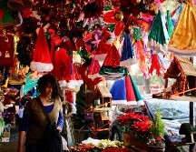 La tradición de la decoración navideña en México se mantiene viva hasta el día de hoy. AFP / ARCHIVO