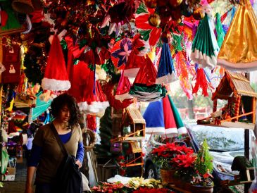 La tradición de la decoración navideña en México se mantiene viva hasta el día de hoy. AFP / ARCHIVO