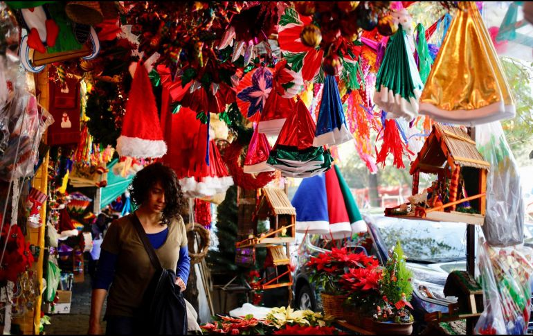 La tradición de la decoración navideña en México se mantiene viva hasta el día de hoy. AFP / ARCHIVO