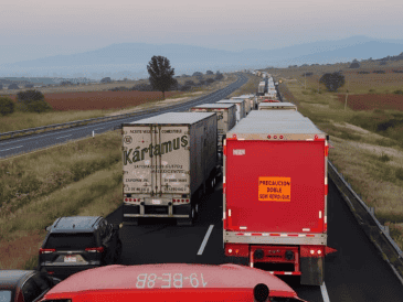 Los agricultores piden un precio justo por el maíz, cercano a siete mil 200 pesos por tonelada, y denuncian costos elevados de producción, mientras que los transportistas buscan condiciones seguras para circular y apoyo frente a las dificultades logísticas. EL INFORMADOR / ARCHIVO