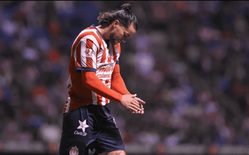 En el apartado económico, la directiva de Chivas, encabezada por Fernando Hierro, invirtió 4 millones de dólares por el 80% de los derechos federativos del jugador. IMAGO7&nbsp;