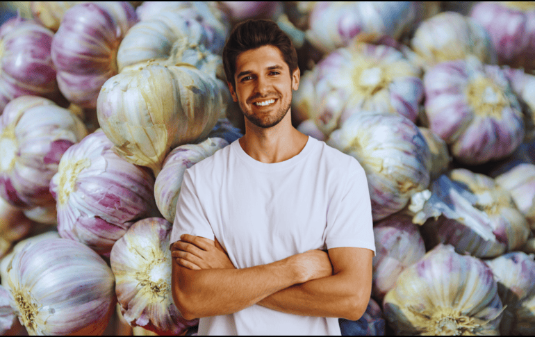 La alicina, un compuesto presente en el ajo, estimula el flujo de sangre hacia los órganos reproductivos, potenciando el rendimiento y el deseo. ESPECIAL / CANVA