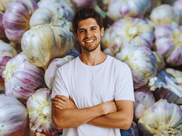 La alicina, un compuesto presente en el ajo, estimula el flujo de sangre hacia los órganos reproductivos, potenciando el rendimiento y el deseo. ESPECIAL / CANVA