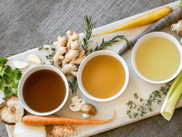 Los caldos caseros no solo reconfortan en los días fríos, sino que además aportan nutrientes clave para mantener el cuerpo fuerte y saludable durante el invierno. Pixabay