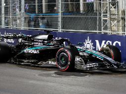 El británico de Mercedes aprovechó los primeros compases de la sesión, cuando aún era posible rodar con relativa estabilidad, para colocar una vuelta sólida que lo colocó en la cima. EFE / C. Herrera