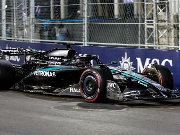 El británico de Mercedes aprovechó los primeros compases de la sesión, cuando aún era posible rodar con relativa estabilidad, para colocar una vuelta sólida que lo colocó en la cima. EFE / C. Herrera