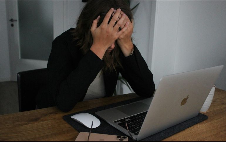 El INEGI señaló que el ciberacoso genera diversos efectos en la vida de quienes lo experimentan. Unsplash