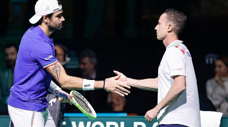 Matteo Berrettini (azul), es felicitado por Filippo Volandri, capitán de la selección italiana, tras su victoria sobre Raphael Collignon. EFE/E. Baracchi