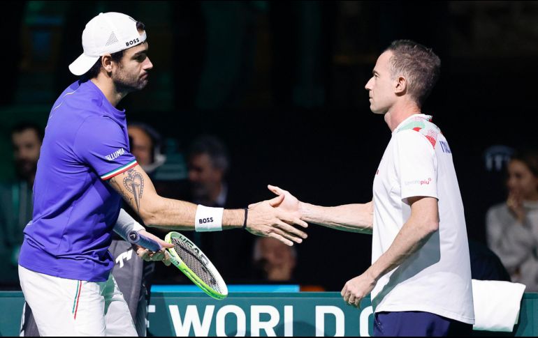 Matteo Berrettini (azul), es felicitado por Filippo Volandri, capitán de la selección italiana, tras su victoria sobre Raphael Collignon. EFE/E. Baracchi