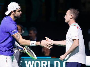 Matteo Berrettini (azul), es felicitado por Filippo Volandri, capitán de la selección italiana, tras su victoria sobre Raphael Collignon. EFE/E. Baracchi