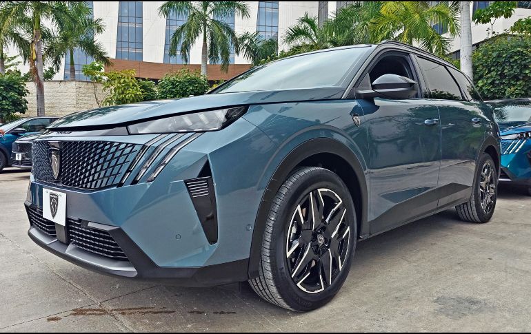 La Peugeot 3008 (2026) estrena un diseño más aerodinámico y estilo coupé, con un lenguaje visual futurista. CORTESÍA