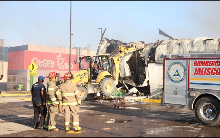 Este viernes, un fuerte incendio consumió por completo una tienda de autoservicio en Puerto Vallarta. ESPECIAL / FACEBOOK Protección Civil y Bomberos Puerto Vallarta