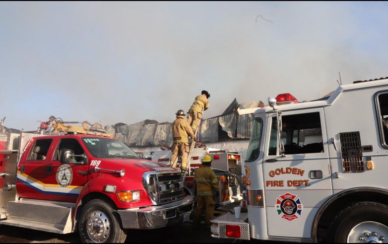 Este viernes, un fuerte incendio consumió por completo una tienda de autoservicio en Puerto Vallarta. ESPECIAL / FACEBOOK Protección Civil y Bomberos Puerto Vallarta