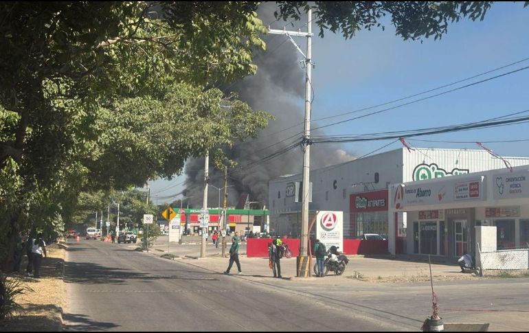 Este viernes, un fuerte incendio consumió por completo una tienda de autoservicio en Puerto Vallarta. ESPECIAL / FACEBOOK Protección Civil y Bomberos Puerto Vallarta