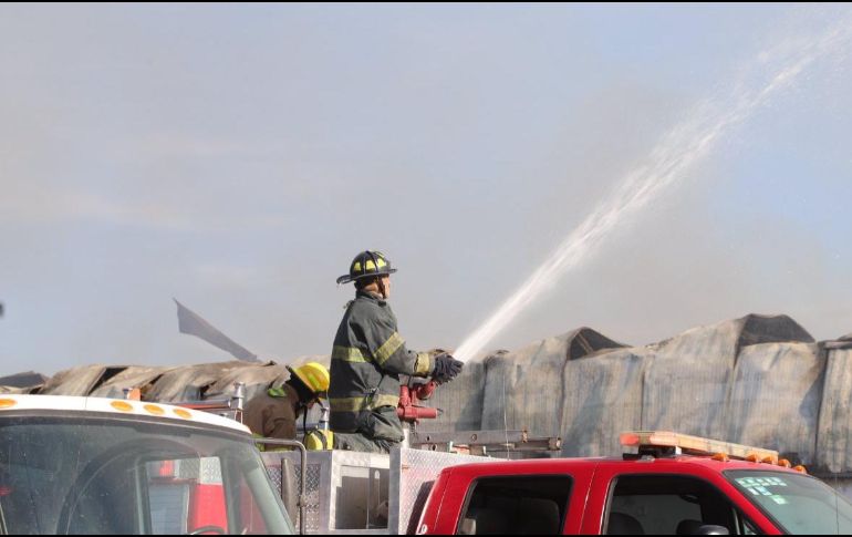Este viernes, un fuerte incendio consumió por completo una tienda de autoservicio en Puerto Vallarta. ESPECIAL / FACEBOOK Protección Civil y Bomberos Puerto Vallarta