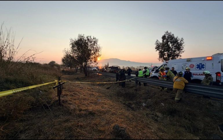 La circulación en la vía permanece cerrada, y se mantendrá así mientras los cuerpos de rescate continúan con sus labores en el lugar. X / @SSalud_Mich