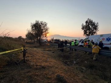 La circulación en la vía permanece cerrada, y se mantendrá así mientras los cuerpos de rescate continúan con sus labores en el lugar. X / @SSalud_Mich