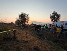 La circulación en la vía permanece cerrada, y se mantendrá así mientras los cuerpos de rescate continúan con sus labores en el lugar. X / @SSalud_Mich