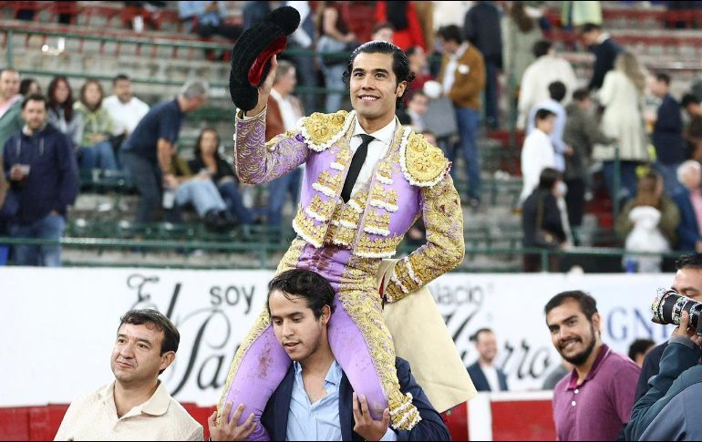 El matador Diego San Román reconoce sentirse sorprendido por la cifra de orejas acumuladas en el año, pero sobre todo enfatizó la responsabilidad que le genera el cariño del público tapatío. ESPECIAL