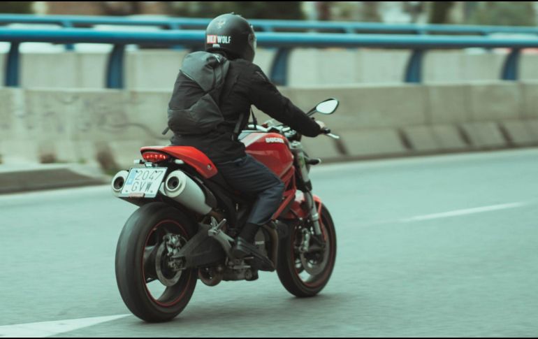 Viajar en carretera exige llantas bien calibradas, ya que una presión incorrecta afecta el agarre, la estabilidad y el rendimiento del vehículo. CANVA