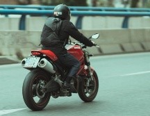 Viajar en carretera exige llantas bien calibradas, ya que una presión incorrecta afecta el agarre, la estabilidad y el rendimiento del vehículo. CANVA