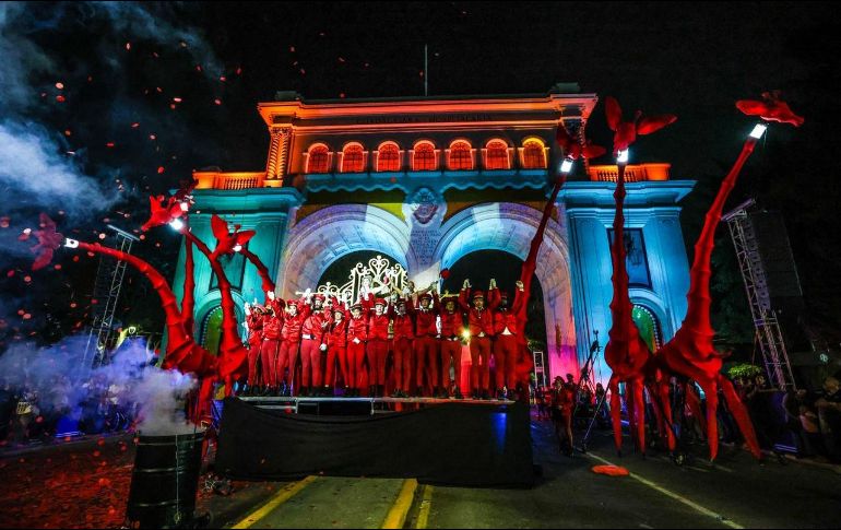 El espectáculo, a cargo de la compañía Off Compagni de Francia, estuvo acompañado por actores, acróbatas, bailarines, músicos y una soberbia cantante de opereta. EL INFORMADOR/ A. NAVARRO.
