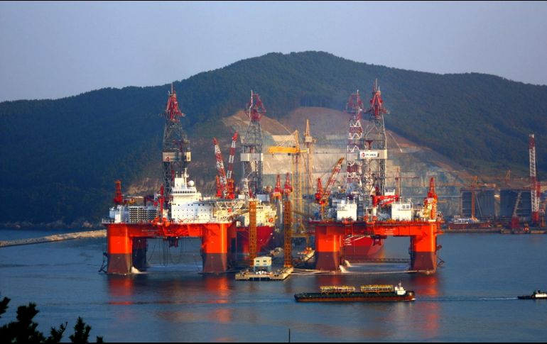 Una plataforma de Pemex en operación en el sureste del país, parte del contrato adjudicado a la empresa de Raúl Rocha Cantú, que incluye construcción, instrumentación y mantenimiento de infraestructura energética crítica. EFE/PEMEX/Archivo