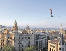 El artista francés Nathan Paulin camina sobre una cuerda en la Plaza de Cataluña, en Barcelona, como parte del Festival Grec, en julio de 2023. AFP/L. Gene