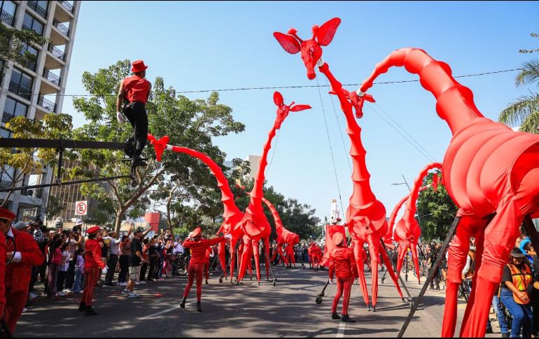 “Les Girafes” llenaron de emoción, risas y compañía familiar la avenida Vallarta. EL INFORMADOR/ J. ACOSTA.