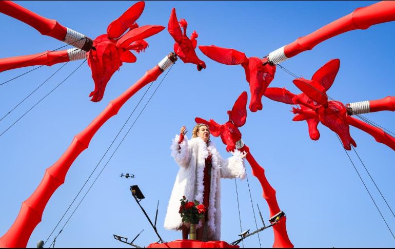 “Les Girafes” llenaron de emoción, risas y compañía familiar la avenida Vallarta. EL INFORMADOR/ J. ACOSTA.
