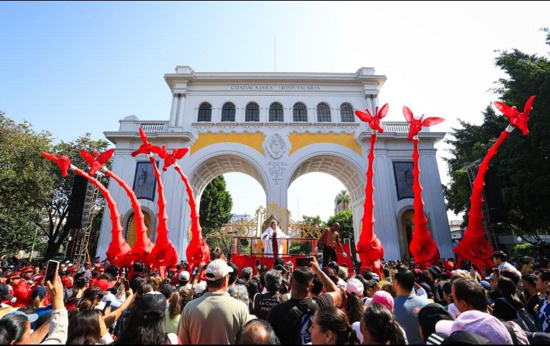 “Les Girafes” llenaron de emoción, risas y compañía familiar la avenida Vallarta. EL INFORMADOR/ J. ACOSTA.