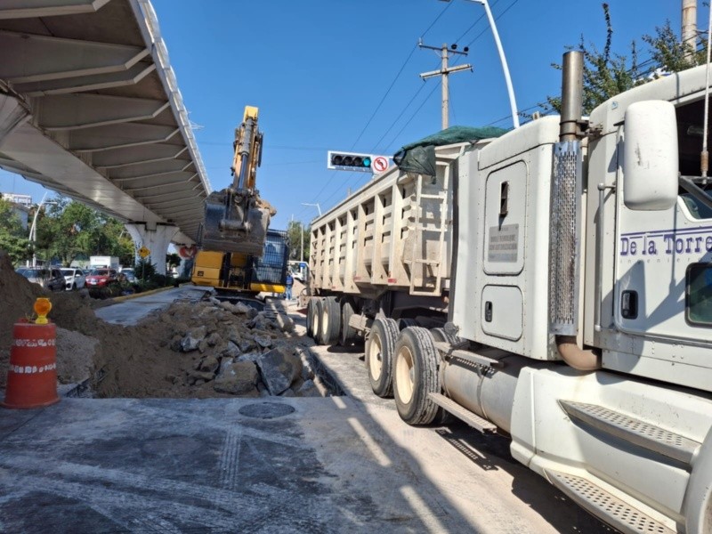 El personal técnico de la Comisión Estatal del Agua (CEA), y SIAPA determinaron que el origen del socavón. SIAPA