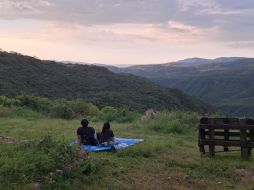 Durante el día, los visitantes pueden recorrer veredas empinadas que llevan a miradores naturales, practicar trail running entre caminos de tierra rojiza, observar aves que sobrevuelan las barrancas o simplemente extender una manta para admirar la puesta de sol. ESPECIAL / Parque Ecologico Huilotán