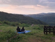 Durante el día, los visitantes pueden recorrer veredas empinadas que llevan a miradores naturales, practicar trail running entre caminos de tierra rojiza, observar aves que sobrevuelan las barrancas o simplemente extender una manta para admirar la puesta de sol. ESPECIAL / Parque Ecologico Huilotán