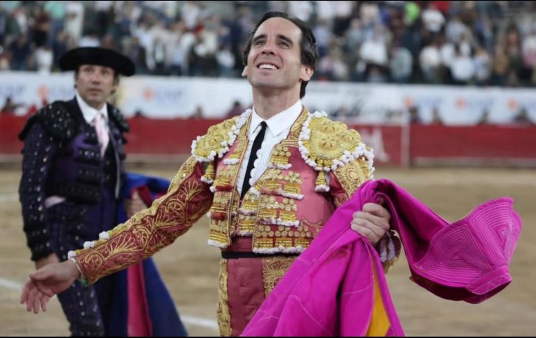 Ortega supo entender la condición del astado desde el inicio: lo recibió con un capote elegante y, ya con la muleta, comenzó su faena con doblones para posteriormente darle espacio y marcarle el ritmo. ESPECIAL.