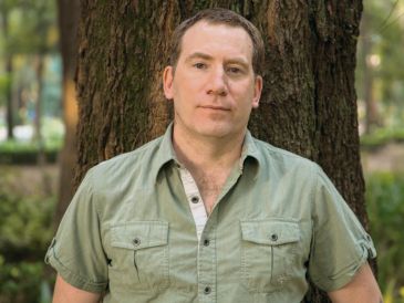 El periodista, Ioan Grillo, presenta el libro “Sangre, armas y dinero: Cómo se arman los cárteles y pandillas”. ESPECIAL