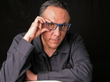 El escritor Alberto Chimal, reconoce las bondades de la inteligencia artificial, pero también sus peligros. ESPECIAL