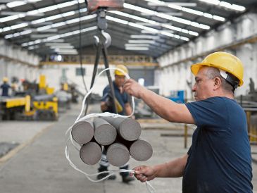 Mientras avanzan las reformas laborales, miles de empresas luchan por sobrevivir en silencio, asfixiadas por costos que crecen más rápido que sus ventas. Ahora viene la discusión del aumento al salario mínimo. AFP