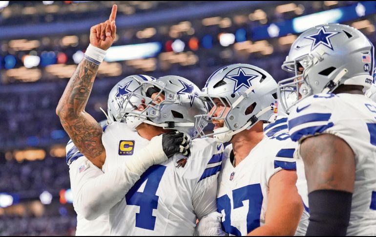 Dak Prescott (#4) fue el responsable de tres anotaciones para lograr la remontada en casa. AP