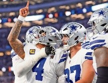Dak Prescott (#4) fue el responsable de tres anotaciones para lograr la remontada en casa. AP