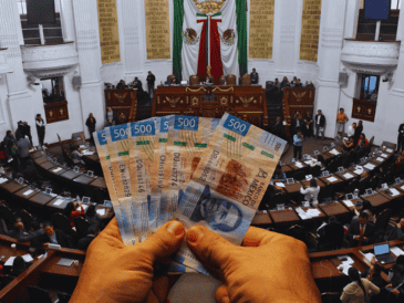 Actualmente la dieta mensual de un diputado, sin deducciones, asciende a 72 mil 612 pesos mensuales, es decir, 2 mil 420 pesos diarios, por lo que recibirán un aguinaldo de 96 mil 816 pesos. SUN / ARCHIVO