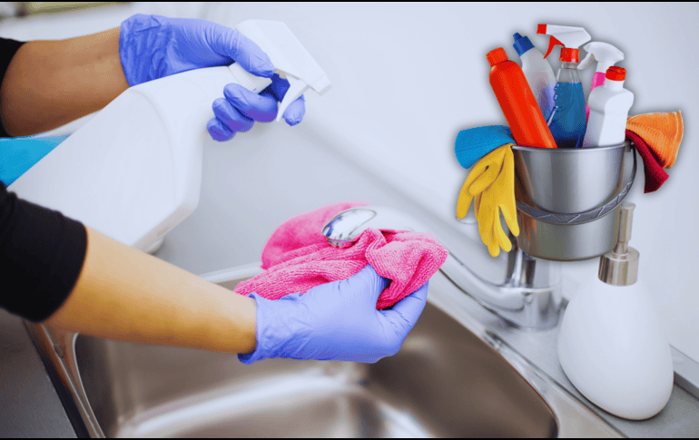 Una de las recomendaciones es limpiar las superficies (lavabo, regadera, piso) justo después de usarlas, cuando recientemente se ensuciaron. ESPECIAL / CANVA