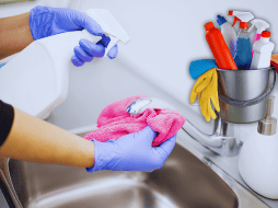 Una de las recomendaciones es limpiar las superficies (lavabo, regadera, piso) justo después de usarlas, cuando recientemente se ensuciaron. ESPECIAL / CANVA