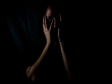 El estudio identifica factores que motivan estos crímenes, como estereotipos que consideran a las mujeres "subordinadas" a los hombres, la discriminación y la desigualdad. Unsplash