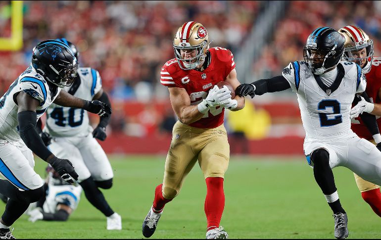 Christian McCaffrey (centro) enfrentó por primera vez en su carrera a su ex equipo. EFE/J. Mabanglo