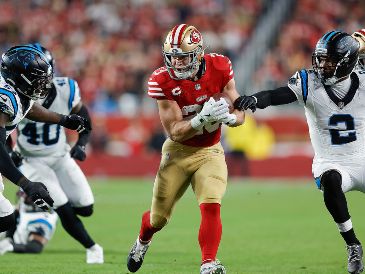 Christian McCaffrey (centro) enfrentó por primera vez en su carrera a su ex equipo. EFE/J. Mabanglo