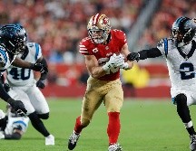 Christian McCaffrey (centro) enfrentó por primera vez en su carrera a su ex equipo. EFE/J. Mabanglo