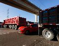 Transportistas bloquean un tramo carretero en Lerma. Los agricultores del Estado de México han advertido que esta semana continuarán tomando casetas. EFE/F. Gutiérrez