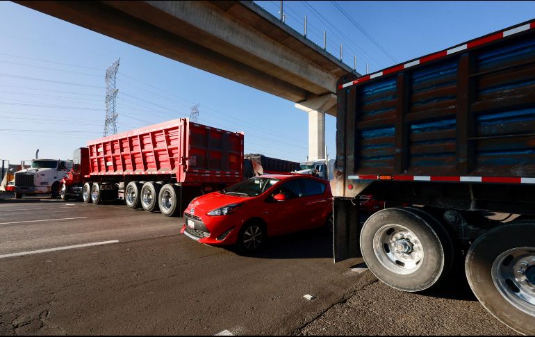 Transportistas bloquean un tramo carretero en Lerma. Los agricultores del Estado de México han advertido que esta semana continuarán tomando casetas. EFE/F. Gutiérrez