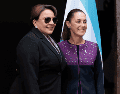 La Presidenta de México, Claudia Sheinbaum, posa junto a su homóloga de Honduras, Xiomara Castro, durante una ceremonia de bienvenida en Palacio Nacional. EFE/J. Méndez